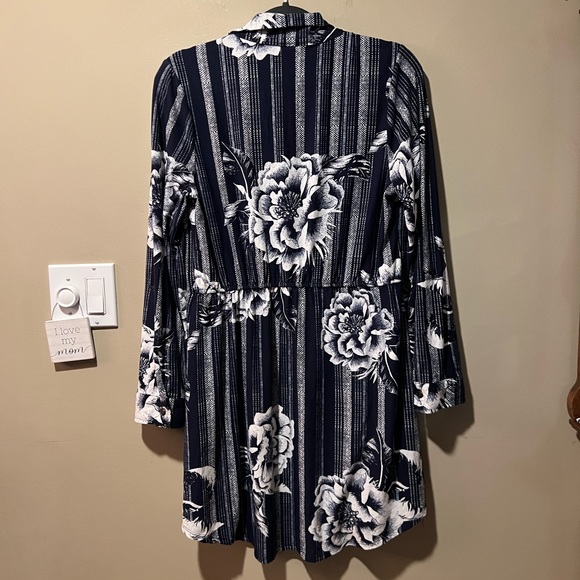 Derek Heart Navy & White Floral & Stripe Tunic Top, super soft - Picture 8 of 11